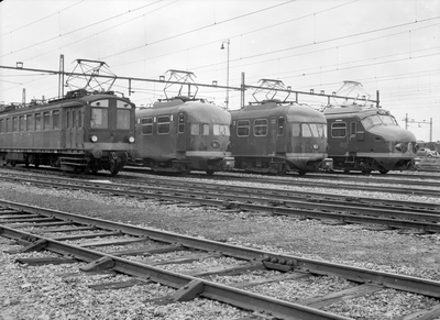 806766 Afbeelding van enkele electrische treinstellen van de N.S. tijdens een 'line up' bij de werkplaats te ...